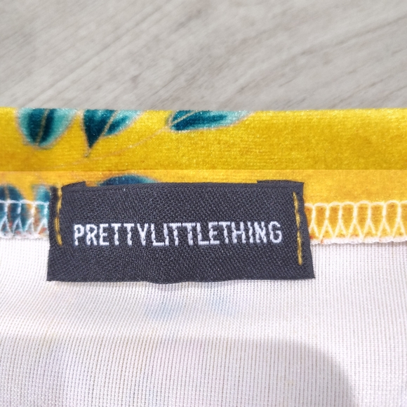 PrettyLittleThing velvety floral yellow mini skirt - Picture 7 of 15
